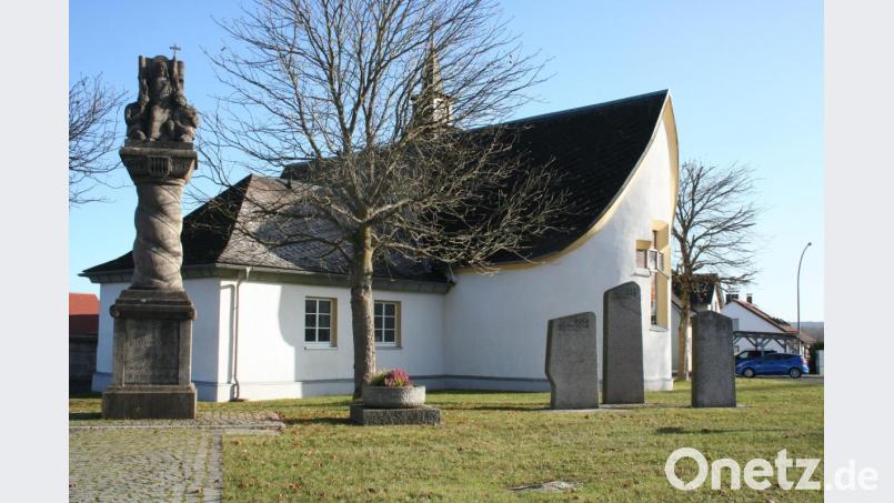Es ist ein gelungenes Ensemble, das am Leichenhaus entstanden ist. Es besteht aus dem Denkmal zu Ehren der Gefallenen des Ersten Weltkriegs und Granitblöcken mit den Namen der Gefallenen des Zweiten Weltkriegs. Bild: gpa