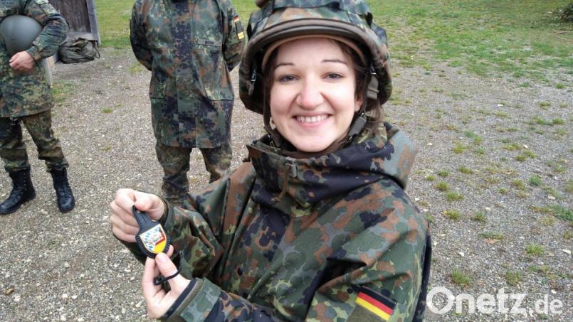 Julia Schuster hat eine mehrwöchige Ausbildung absolviert, die es ihr erlaubt, Uniform zu tragen. Bild: exb
