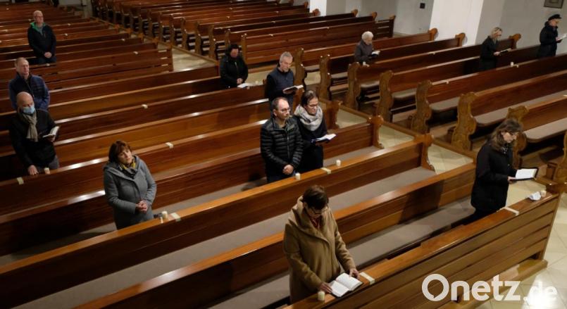 Pfarrer Max Früchtl feierte mit allen ehrenamtlichen Helfern der Pfarrei einen Dankgottesdienst und sprach ihnen seine Anerkennung aus. Bild: le