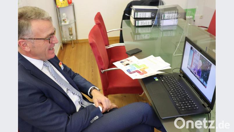 Bürgermeister Franz Stahl ist live aus seinem Dienstzimmer zugeschaltet. Bild: Stadt Tirschenreuth/exb