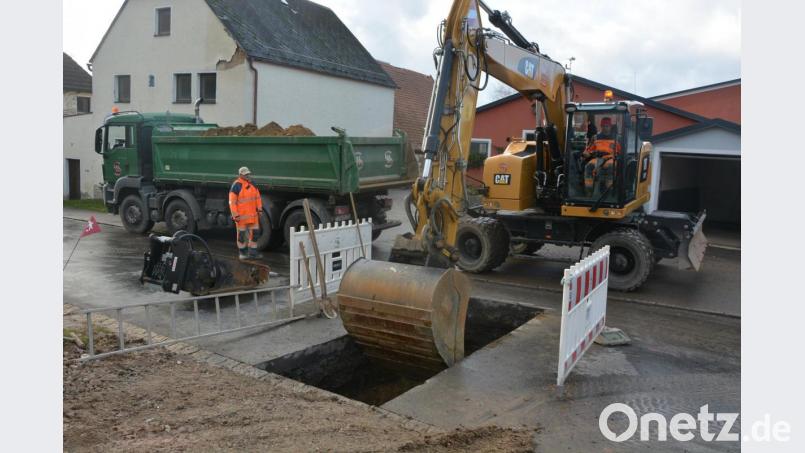 In der Ortsmitte von Großensterz laufen seit Montag Kanal- und Wasserleitungsbauarbeiten. Dazu musste die Ortsdurchfahrt gesperrt werden. Bild: jr