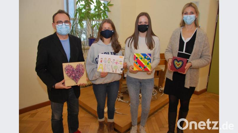Gemeinsam mit Kindern der Albert-Schweitzer-Grundschule angefertigte Leinwaldbilder zeigen Studiendirektor Christian Weiß-Mayer und Oberstudienrätin Veronika Schweighart mit Leonie und Jana, zwei Teilnehmerinnen des P-Seminars Kunst am Erasmus-Gymnasium. Bild: gsp