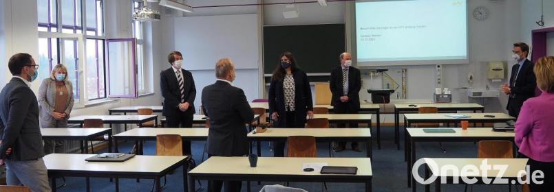 Die OTH-Leitung mit Präsidentin Andrea Klug (Zweite von links) an der Spitze stellt beim Besuch des Landtagsabgeordneten Stephan Oetzinger (Zweiter von rechts) die neue &quot;Weiden Business School&quot; und das Digitalisierungskonzept der Hochschule vor. Bild: Bühner