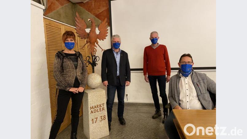 Wenn die Partnerschaft mit Tlucna wegen Corona schon auf Eis liegt, will man die Freundschaft wenigstens aus der Ferne mit Masken im Partnerlook pflegen. Bürgermeister Robert Lindner (Zweiter von links) hat die Masken mit den Wappen beider Gemeinden im Bauausschuss verteilt. Als Models stellten sich außer Lindner Andrea Gollwitzer, Markus Staschewski und Oliver Mutterer zur Verfügung (von links). Bild: Eichl