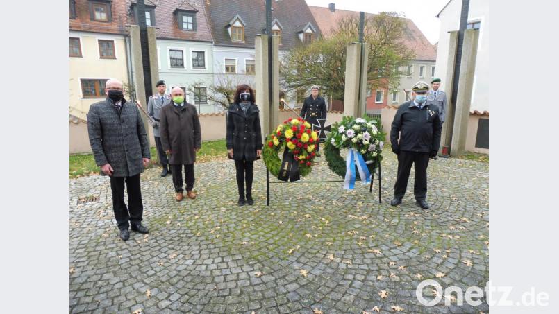 Die Ehrenwache der SRK (im Hintergrund) gab der Gedenkfeier mit Bürgermeister Bernhard Lindner, Zweitem Bürgermeister Georg Götz, Dritter Bürgermeisterin Evi Höllerer und SRK-Vorsitzendem Erich Kelsch (vorn, von links) einen würdigen Rahmen. Bild: ibj
