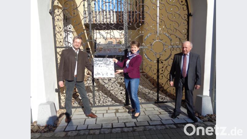 Peter Turban (links) übergibt ein Exemplar an Bürgermeisterin Sonja Meier, rechts daneben Hans Bock vor dem Thammerhaus. Bild: amö