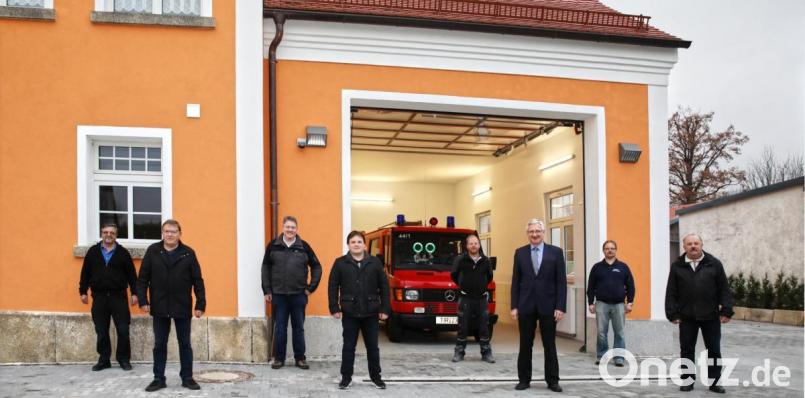Coronabedingt wurde der neue Feuerwehrhausanbau in Grötschenreuth seiner Bestimmung in kleinem Rahmen übergeben. Auf dem Bild einige Feuerwehrkameraden mit Bürgermeister Johannes Reger (Dritter von rechts), Zweitem Bürgermeister Bernhard Schmidt (Dritter von links), Stadtrat Rolf Hanauer (Zweiter von links), Kreisbrandrat Andreas Wührl (rechts) sowie Feuerwehrvorsitzendem Thomas Hanauer (Vierter von links) und Kommandant Tobias Panzer (Vierter von rechts). Bild: njn