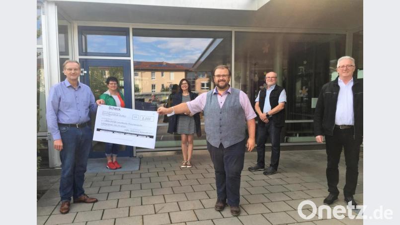 Geschäftsführer Berthold Kellner, Alexandra Haberkorn, Elisabeth Haberberger, Hans Walter und Günter Götz vom Siemensverein sowie stellvertretender Lebenshilfevorsitzender Franz Malzer (von links) bei der Spendenübergabe. Bild: stg