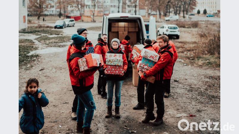 Es ist nicht das erste Mal, dass Helfer Weihnachtspäckchen an Kinder in Osteuropa überreichen. Schon in den vergangenen Jahren haben sich etliche Freiwillige für die Aktion engagiert. Bild: exb