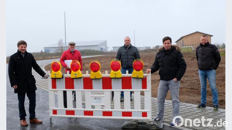 Offiziell für den Verkehr freigegeben wurde das 130 Meter lange Teilstück der Hertzstraße im Gewerbegebiet West durch (von links) Bürgermeister Peter Neumeier, Planungsingenieur Hans Böckl, Tiefbauunternehmer Helmut Seebauer, Bauamtsleiter Stefan Bartl-Schöls und Bauleiter Christian Wittmann. Bild: mab
