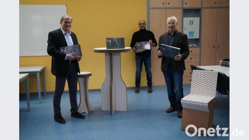 Rektor Werner Winderl (links) und Konrektor Rudi Schneider (rechts) nahmen die vier Tablets von Thomas Fischer freudestrahlend in Empfang. Bild: wel