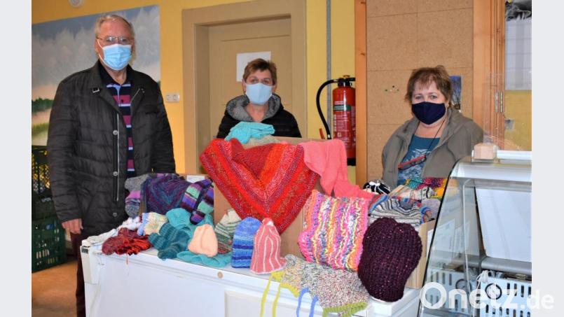 Ingrid Meyer vom Strickkreis Süßenweiher (Mitte) bringt warme Spenden für die kalte Jahreszeit in den Bürgerladen Grafenwöhr. Bild: rgr