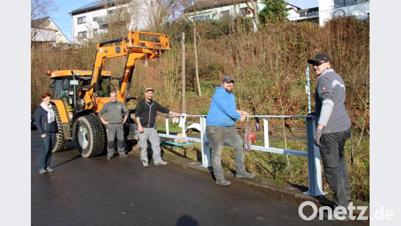 Auf Initiative der Eisstockschützen mit Spartenleiter Marco Hausner und Vorsitzendem Michael Kühnel (Zweiter und Dritter von links) wurde unter Mithilfe von Johannes Herter und Johannes Humig (von rechts) sowie Fabian Stich (auf dem Traktor) wurde das marode Brückengländer der Bergmühlbrücke erneuert. Zweite Bürgermeisterin Tanja Kippes war voll des Lobes für die Initiative der Eisstockschützen. Bild: prh