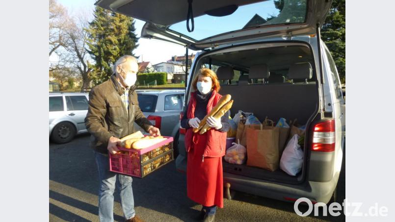 Wolfgang Kellner von der Nachbarschaftshilfe Bärnau belädt zusammen mit Mila Braun von der Mitterteicher Tafel den Kleinbus, bereitgestellt von der Stadt Bärnau, mit Lebensmitteln. Diese werden jeden Samstag oder Mittwoch nach Bärnau gebracht und an Bedürftige in der Großgemeinde verteilt, die diese Lebensmittel gut gebrauchen können. Bild: bir