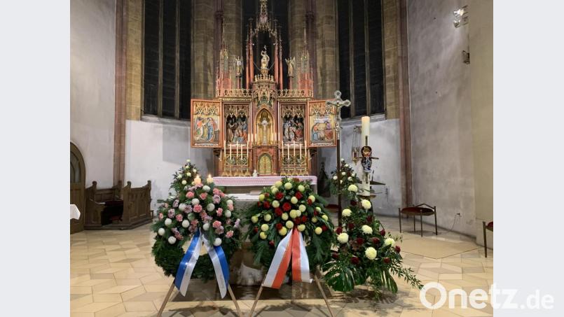 Die Kränze, die gewöhnlich am Kriegerdenkmal niedergelegt wurden, waren heuer vor dem Altar der Pfarrkirche platziert. Bild: Bernd Hofmann/exb