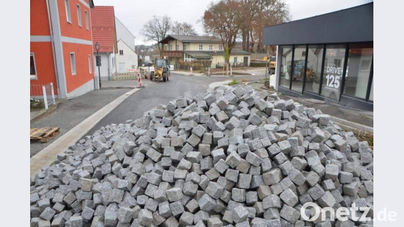 In den nächsten zwei Wochen stehen noch etliche Pflasterarbeiten im Bereich der Pleysteiner Straße an. Noch muss sich die Bevölkerung gedulden. Doch bald kann dieser Straßenzug, völlig neu strukturiert, wieder genutzt werden. Bild: dob