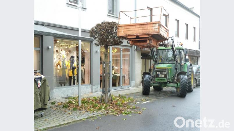 Typische Herbstarbeiten des Bauhof-Personals: Das Laub am Gehsteig entfernen und die Weihnachtsbeleuchtung anbringen. Ob künftig mehr Einsätze bei Tiefbaumaßnahmen möglich sind, wird auf eine Anfrage hin geprüft. Bild: Portner