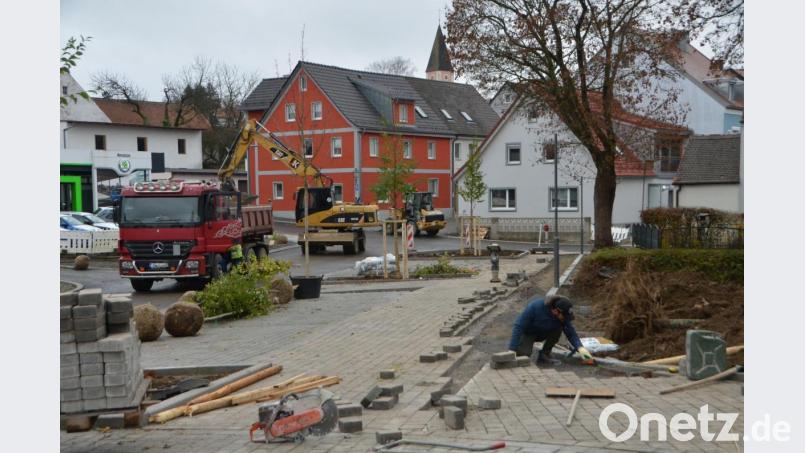 In den nächsten zwei Wochen stehen noch etliche Pflasterarbeiten im Bereich der Pleysteiner Straße an. Noch muss sich die Bevölkerung gedulden. Doch bald kann dieser Straßenzug, völlig neu strukturiert, wieder genutzt werden. Bild: dob