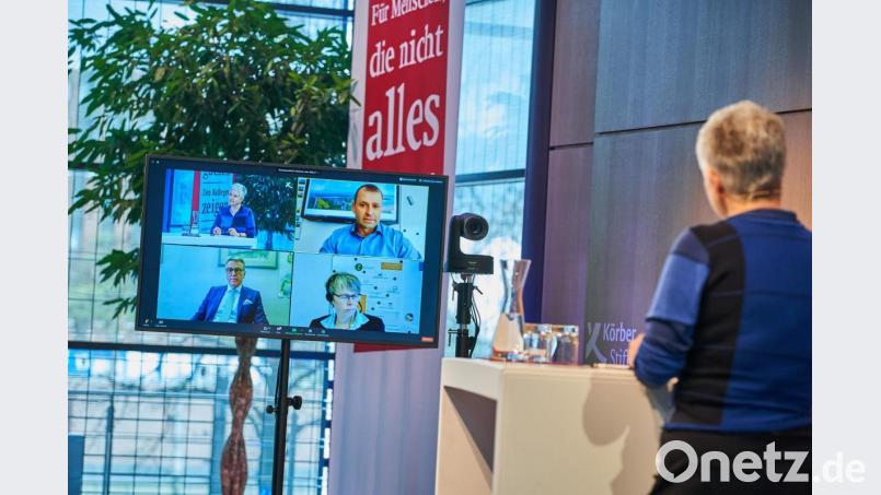 Moderatorin Karin Haist im Austausch mit Teilnehmern der Fachtagung. Gefragter Gesprächspartner ist auch Bürgermeister Franz Stahl. Bild: Körber-Stiftung/exb