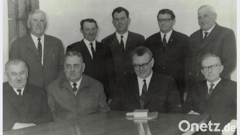 Verantwortungsvoll führten Bürgermeister Johann Scheuerer und seine Gemeinderäte Moosbach durch die schwierige Zeit der Gebietsreform vor 50 Jahren. Vorne von links: Johann Rappl, Karl Schmidt, Bürgermeister Johann Scheuerer, Leopold Bergmann. Hintere Reihe von links: Baptist Balk, Fritz Kick, Josef Kemnitzer, Johann Steger und Anton Hierold. Bild: gi (Archiv)