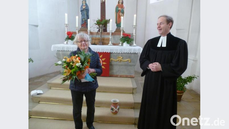 Mesnerin Erika Striegl bekommt von Pfarrer Matthias Weih für ihren Dienst eine Ehrung. Bild: bk