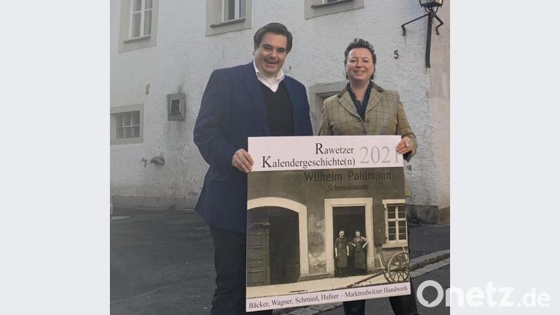 Das markante Fachwerkhaus in der Braustraße (Hintergrund) war lange Wohn- und Werkstätte der Wagnerfamilie Klughardt. Mary Möller-Hartung und Sebastian Macht stellten die "Rawetzer Kalendergeschichte(n) 2021" vor, die sich mit altem Handwerk beschäftigen. Bild: Sebastian Macht/exb