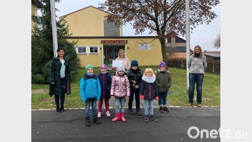Familienbeauftragte Ute Döhler (rechts) überreichte an Elternbeiratsvorsitzende Sandra Dehmel (Mitte) eine Spende in Höhe von 175,75 Euro für die Grundschule Pechbrunn. Über den Erlös aus der Masken-Aktion freuten sich unter anderem Kinder der ersten Klasse und Lehrerin Evi Kern. Bild: jr