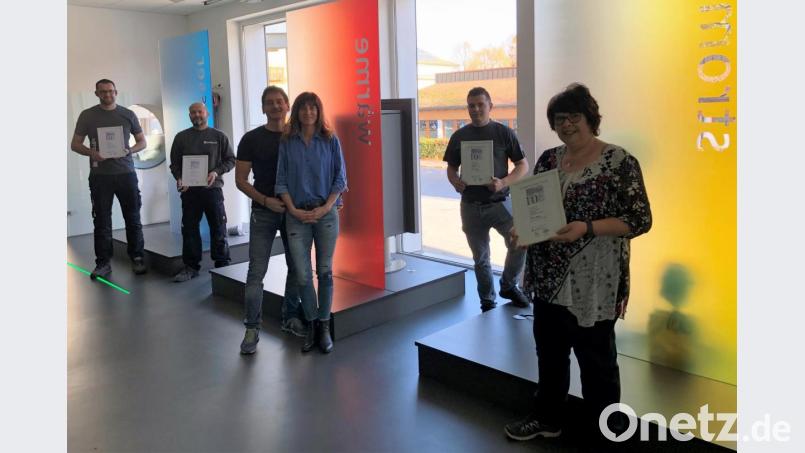 Treue Mitarbeiter der Firma Schmeller Installations-GmbH sind jetzt unter Einhaltung der Corona-Beschränkungen geehrt worden. Von links Christian Hopfner, Gerhard Hecht, Geschäftsführer Matthias Schmeller mit Ehefrau Tanja, Sven Gruber und Silvia Stark. Bild: Firma Schmeller Installations-GmbH/exb