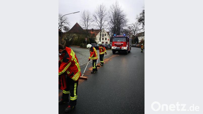 Einsatzkräfte der Feuerwehr Kemnath sicherten die betroffenen Straßenbereiche - wie hier in der Schulstraße - ab und brachten Bindemittel auf. Mit Maske und Abstand wurde der Einsatz abgearbeitet. Ein ähnliches Bild bot sich bei den neun weiteren beteiligten Feuerwehren. Bild: mde