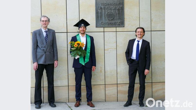 Dr.-Ing. Florian Uhrig (Mitte), Prof. Dr.-Ing. Thomas von Unwerth von der TU Chemnitz (rechts) und Prof. Dr. Peter Kurzweil von der OTH Amberg-Weiden (links) nach Rigorosum, Promotionsvortrag und Disputation an der Technischen Universität Chemnitz. Bild: exb