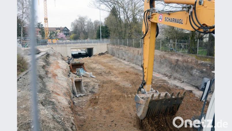 Im August erfüllt sich ein Jahrzehnte langer Wunsch der Radfahrer und Fußgänger in der Stadt Weiden. Sie können dann unmittelbar von der Max-Reger-Straße durch das Tunnel-Bauwerk in den Wittgarten selbst gelangen. Schon jetzt sind weite Durchblicke möglich. Bild: Gabi Schönberger