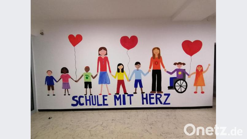 „Schule mit Herz“ heißt es an einer bunt bemalten Wand im Gebäude der Albert-Schweitzer-Grundschule. Bild: gsp