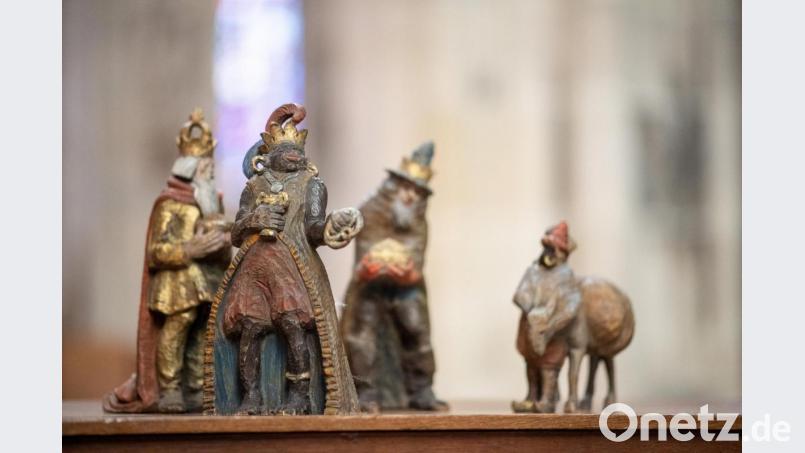 Die Figur des Melchior (v) steht mit den anderen Figuren der Heiligen Drei Könige. Bild: Sebastian Gollnow
