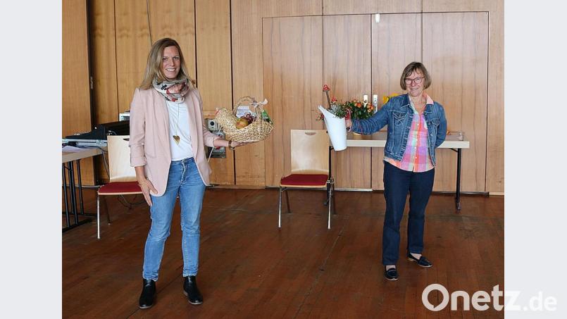 Die Kursteilnehmer überraschten Gabi Groll (rechts) mit einem Präsentkorb. Bild: D. Strötz/exb