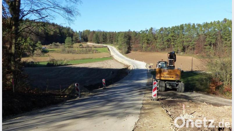 Der Ausbau der Gemeindeverbindungsstraße zwischen Kastl und Utzenhofen soll im Mai/Juni kommenden Jahres abgeschlossen werden. Derzeit sind die Arbeiten an der Abzweigung nach Saugraben angelangt. Bild: jp