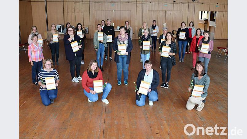 Die Kursleiterinnen Gabi Groll, (zweite Reihe, links) und Dr. Dorothea Emmerl (dritte Reihe, rechts) sowie Schulrätin Martina Puff (hinten rechts) gratulierten den Teilnehmerinnen und Teilnehmern. Bild: D. Strötz/exb