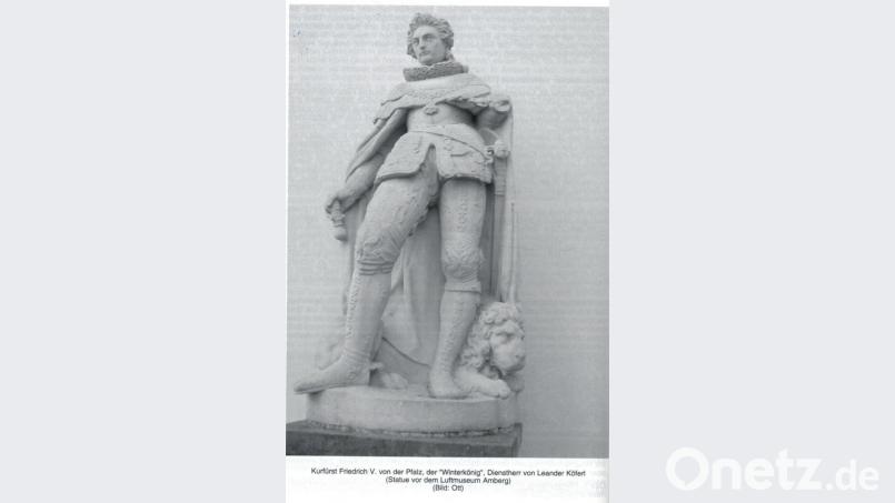 Die Statue vor dem Luftmuseum Amberg zeigt Kurfürst Friedrich V. von der Pfalz, den &quot;Winterkönig&quot; und Dienstherrn von Leander Köferl. Bild: exb/Ott