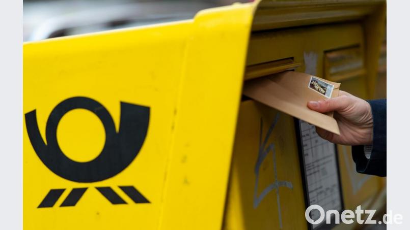 Welcher Brief kommt an? Die Post wacht &quot;mit Argusaugen&quot;, dass die Verarbeitung und Zustellung von Briefen zuverlässig in Amberg klappt. Bild: Monika Skolimowska/dpa