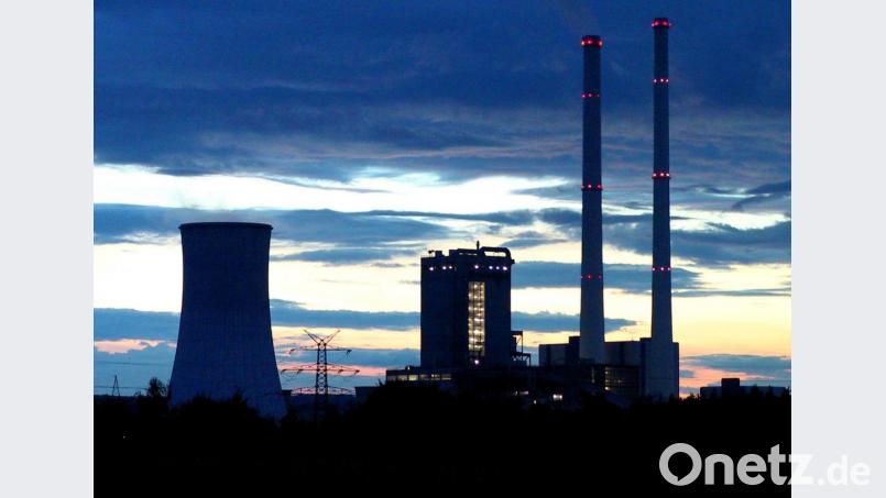 1970, also vor 50 Jahren, wurde der erste der beiden Kamine des Schwandorfer Bayernwerks errichtet, zehn Jahre später der zweite. Lange Zeit galten sie als Wahrzeichen der Stadt. 2005 wurden sie gesprengt. Archivbild: ggö