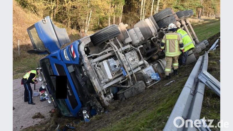 Wegen eines geplatzten Reifens verunglückte der Lkw auf der A6. Bild: gf