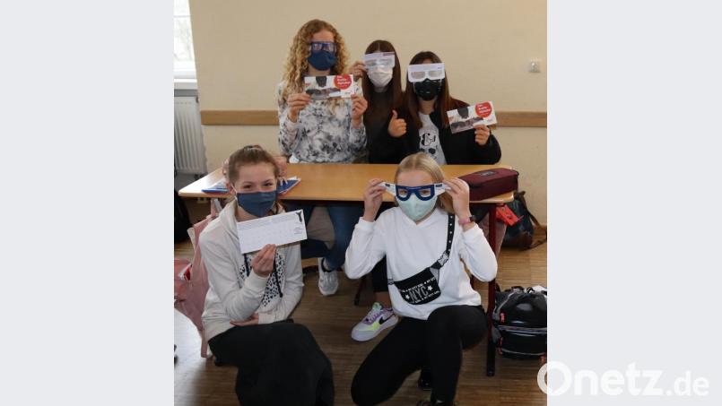 Schülerinnen beim Selbstversuch mit der Sehstörungs-Brille. „Was nehme ich wahr, wenn 90 Prozent des Sehvermögens eingeschränkt sind?“ Bild: Mädchenrealschule Waldsassen/exb