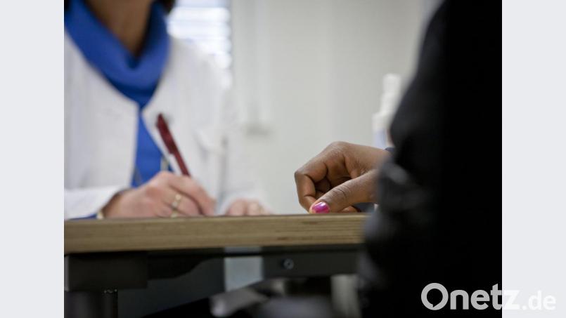 Reihenweise Atteste? Die Staatsanwaltschaft ermittelt gegen einen Arzt, der angeblich auch Maskengegner ohne wirklichen Befund vom Tragen der Maske befreit haben soll. Bild: Frank Rumpenhorst