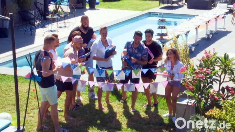 Welches Baby-Bild gehört zu welchem Mann? Der Weidener Daniel Bayer (Vierter von rechts) rät munter mit. Kinderleicht gestaltet sich die Eroberung der &quot;Bachelorette&quot; Melissa (rechts) trotzdem nicht. Bild: TVNOW