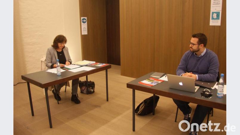 Die Gebührenkalkulationen wurden von Kämmerin Petra Wach und Bürgermeister Matthias Grundler (von links) vorgestellt. Die neue Preisregelung tritt ab dem kommenden Jahr in Kraft. Bild: wro