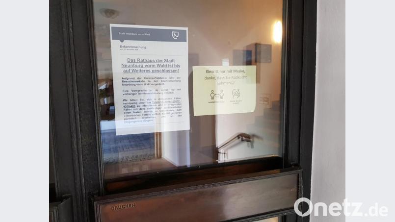 Das Rathaus in Neunburg vorm Wald bleibt wegen den Corona-Pandemie geschlossen. Die Mitarbeiter sind aber per Telefon oder Mail erreichbar. Bild: mp