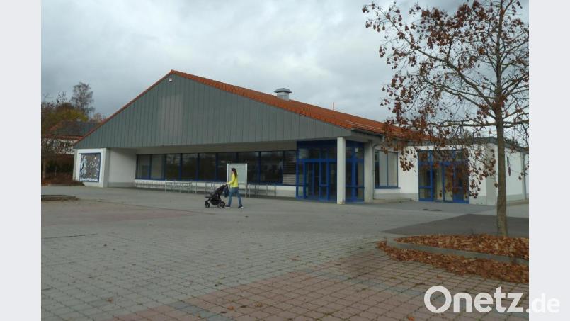 Ende des Leerstands: Noch vor Weihnachten eröffnet ein Getränkemarkt im ehemaligen Lidl-Gebäude an der Staatsstraße 2398. Bild: Portner