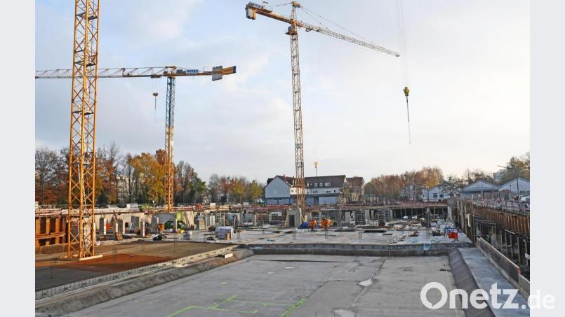 Drei Kräne versorgen inzwischen die Arbeiter auf der Baustelle des Quartiers &quot;Neue Naabwiesen&quot; mit Material. Im hinteren Bereich entsteht bereits die Schalung für die Decke der Tiefgarage, vorne wird der Guss weiterer Teile der Bodenplatte vorbereitet. Bild: Gabi Schönberger