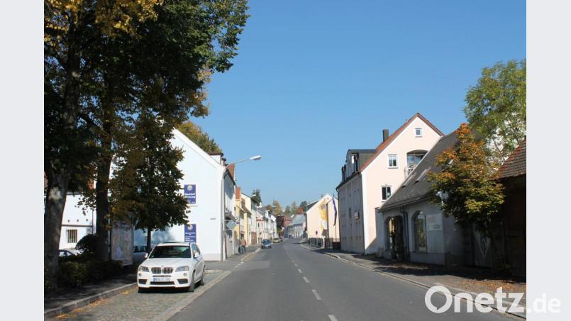 Wenn an der Bahnhofstraße ein neuer und moderner Einkaufsmarkt entsteht, dann soll auch die Straße selbst durch ein attraktiveres Erscheinungsbild auf das &quot;Einkaufserlebnis&quot; einstimmen. Hierfür hofft Bürgermeister Bernhard Stangl auf Zuschüsse aus der Städtebauförderung. Bild: bjp