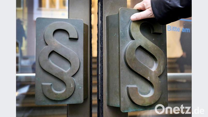 Paragrafen-Symbole sind an Türgriffen am Eingang zum Landgericht angebracht. Foto: Oliver Berg/dpa/Symbolbild Bild: Oliver Berg