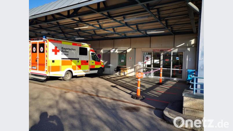 Ein 30-Jähriger wollte seine Mund-Nasen-Bedeckung nicht korrekt aufsetzen. Er griff zum Pfefferspray und sprühte in der Notaufnahme im Schwandorfer Krankenhaus um sich. Bild: Dobler